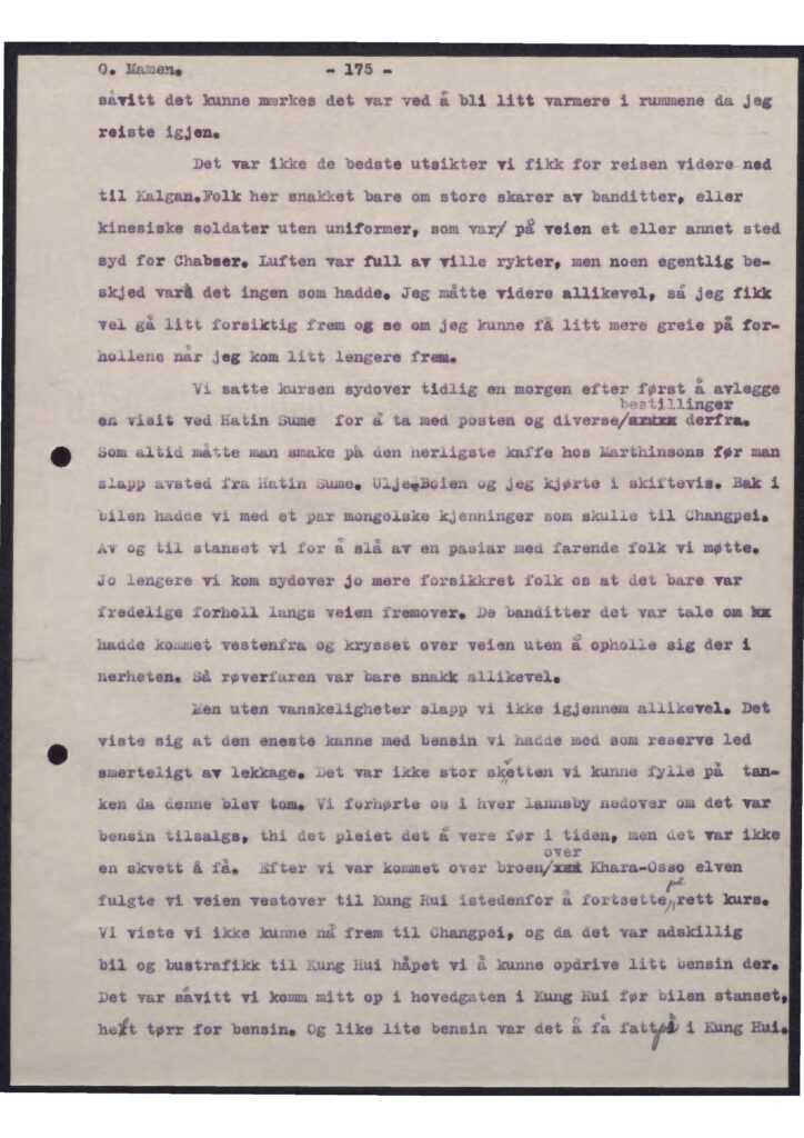 A page of the manuscript "Atter Et År i Østen" (Yet another year in the East) by Oscar Mamen. On the page one can see a neatly typed manuscript page with blueish-purple typewriter ink. There are a few corrections and edits to the manuscript, either by typewriter or by pencil.